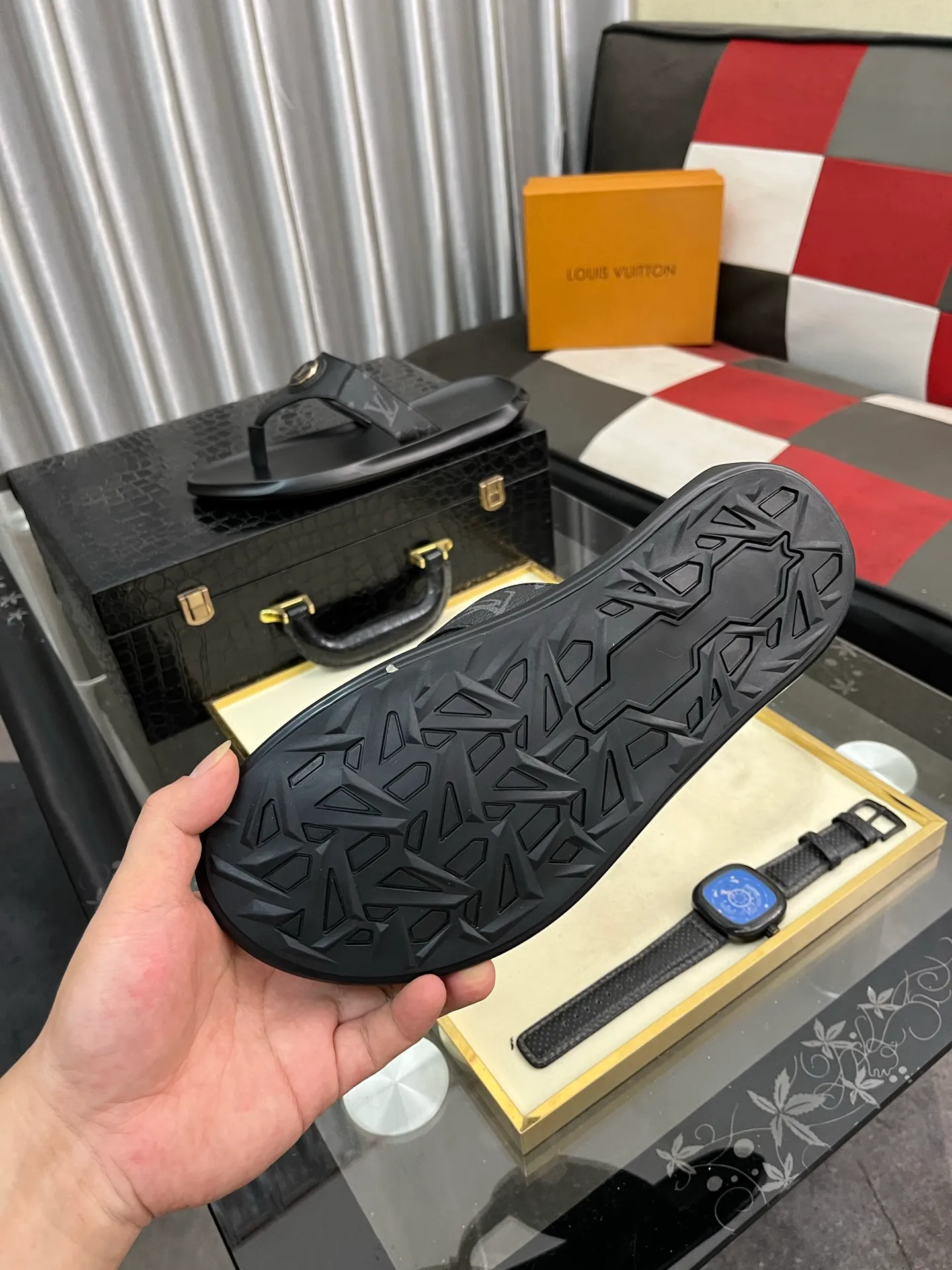 Men's shoes 💰260⌚️⌚️lv-Louis Vuitton) new men's sandals, high-end boutique, exquisite embossed logo decoration on the upper, fine workmanship, super soft soles, casual, loose and comfortable, a must-have in summer! \nsize: 38-443️⃣Colors available